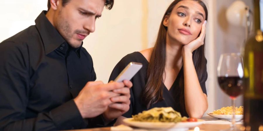 Die Handysucht mancher Restaurantbesucher wird in Italien immer mehr zum Thema. (Symbolbild)