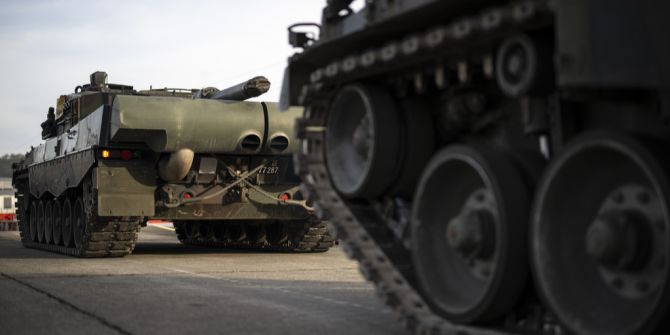 aktien rüstungskonzerne panzer symbolbild