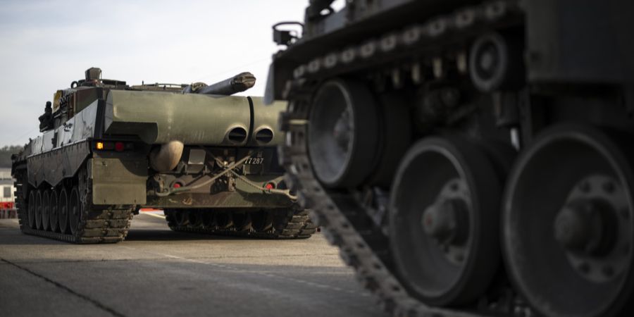 aktien rüstungskonzerne panzer symbolbild