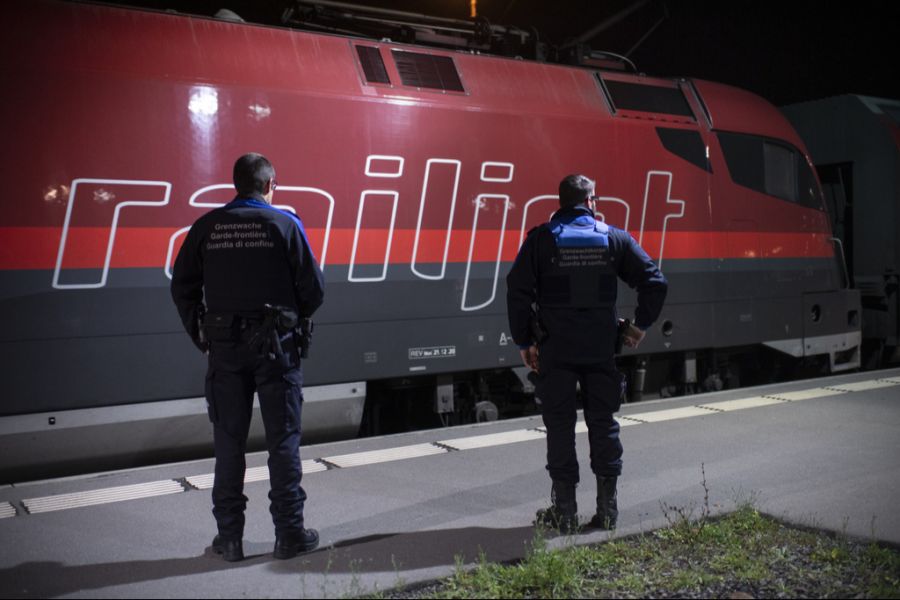 In Österreich ist ein Mann auf einen Railjet aufgesprungen und hielt sich über einige Kilometer aussen fest. (Symbolbild)