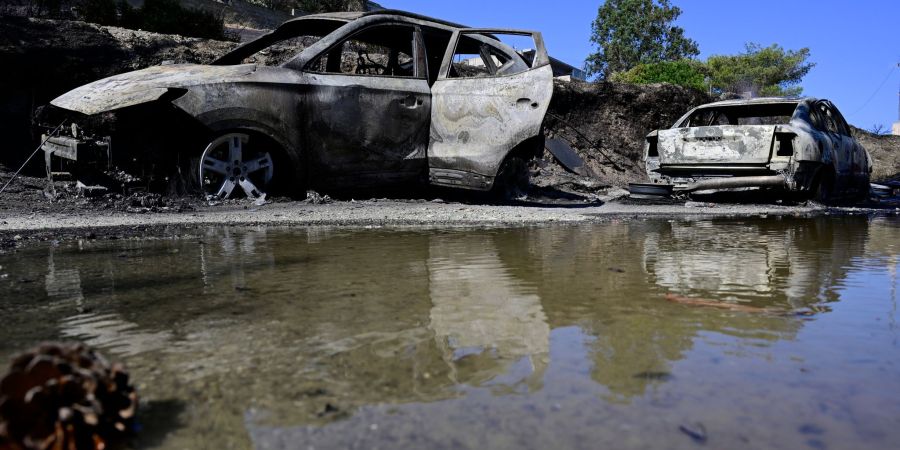 Ausgebrannte Autos in dem Dorf südöstlich von Athen.