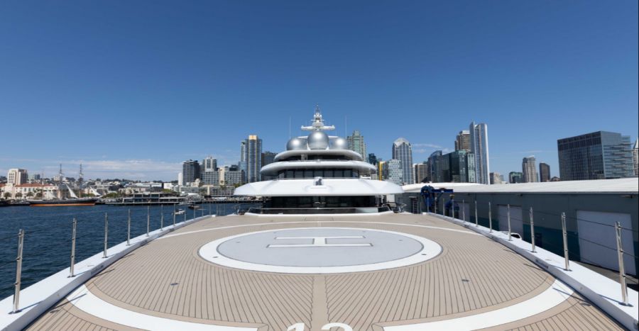Die Yacht verfügt über einen Heliport.