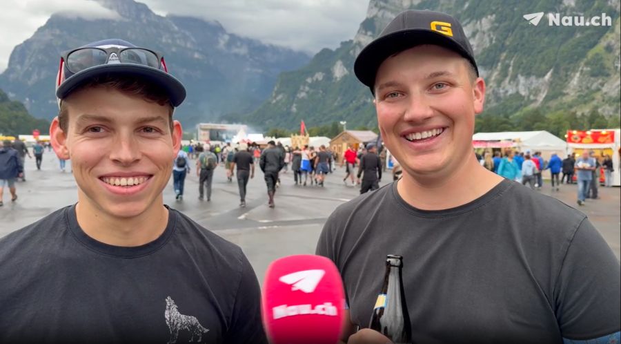 Lukas und Lars haben auf der Tribüne einen «Hegel» dabei.