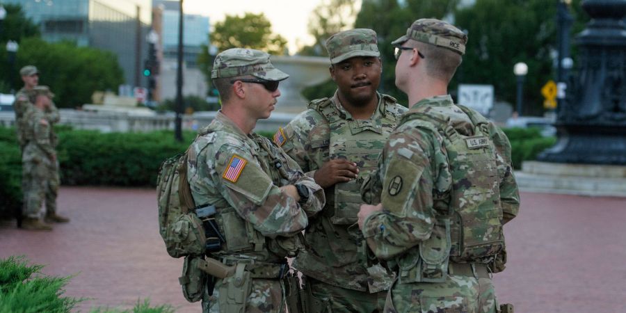 Nationalgardisten tragen nun auch Waffen in Washington.
