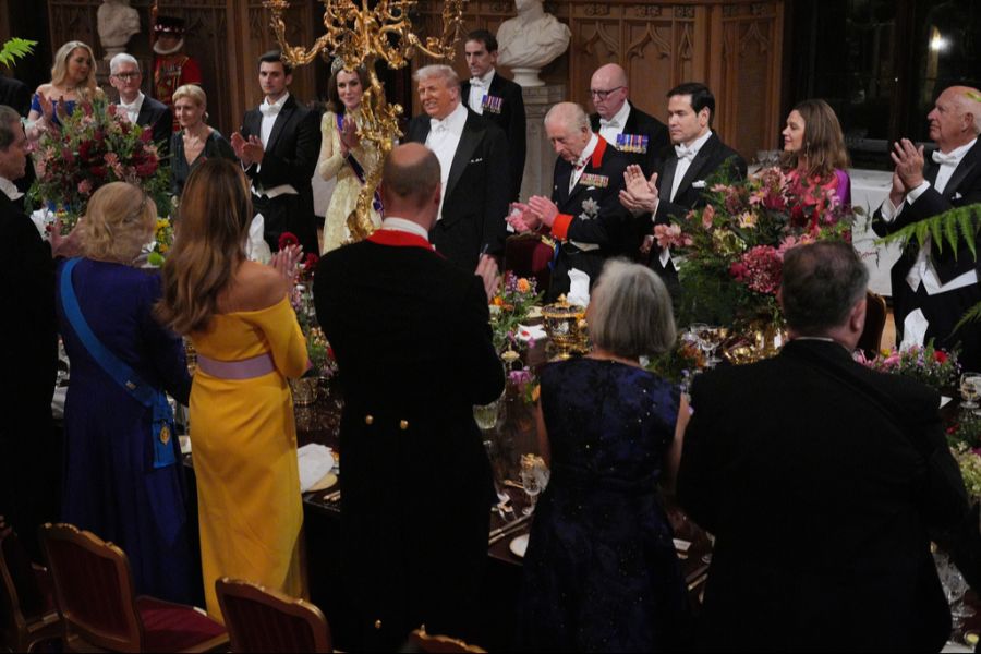 Denn als sie neben Queen Camilla stand, wurden die Nationalfarben des angegriffenen Landes gezeigt.