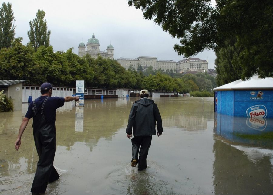 Auch das Freibad Marzili unterhalb des Bundeshauses stand am 22. August 2005 unter Wasser.