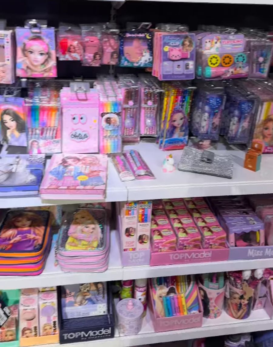 Unweit der erotischen Artikel befindet sich das Sortiment mit den Produkten für den Schulanfang.