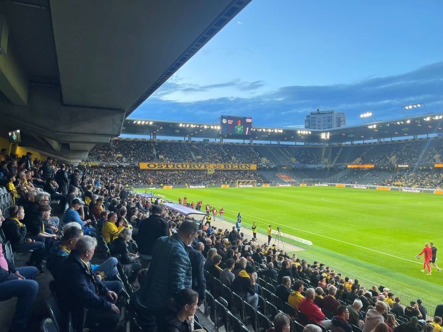 Ungewohnte Bilder: Die Ostkurve von YB verfolgt das Spiel von der Gegentribüne.