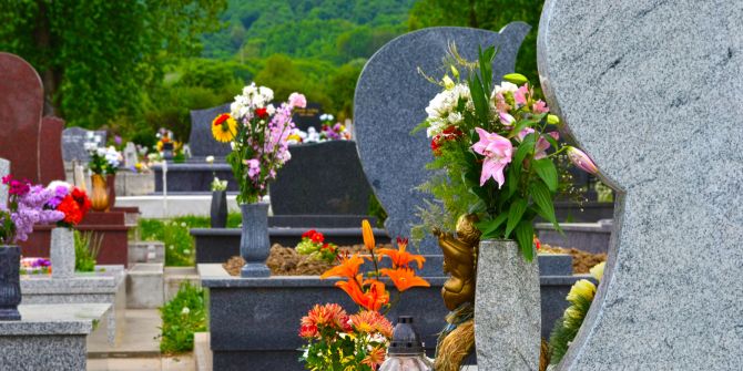 Gräber Blumen frisch Friedhof
