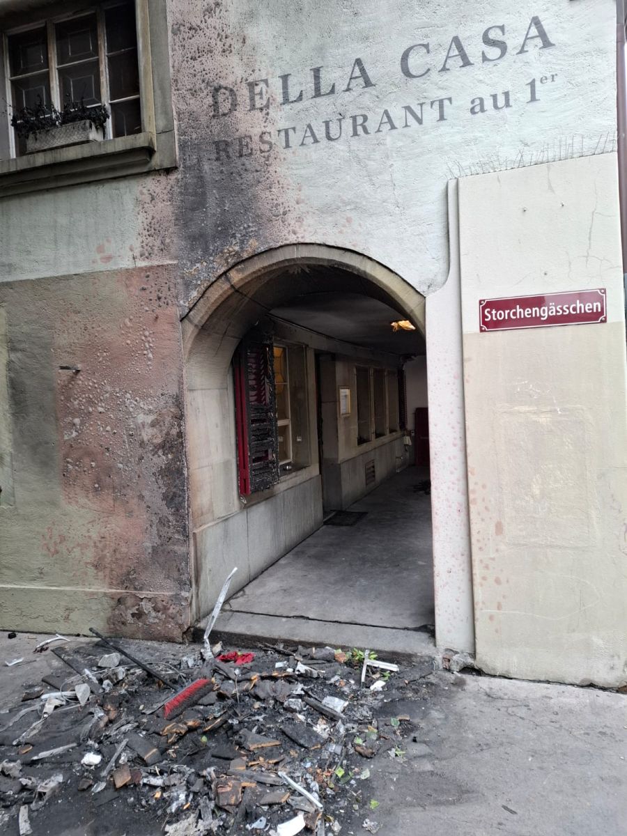 Die Schäden des Brandes im Restaurant «Della Casa» sind noch am Montag zu sehen.
