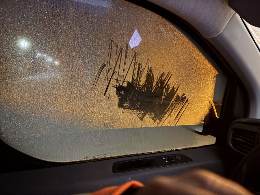 Alle Scheiben müssen von Eis befreit sein.