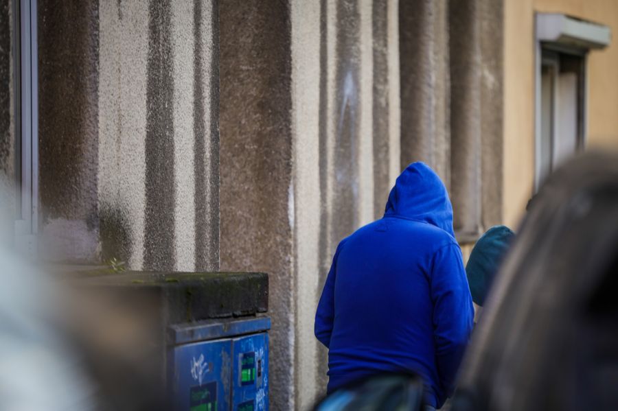 Die Mutter versteht nicht, warum ihre 12-jährige Tochter mit Messern auf die Polizisten zuging – sie vermutet, das Mädchen wollte ihr helfen.