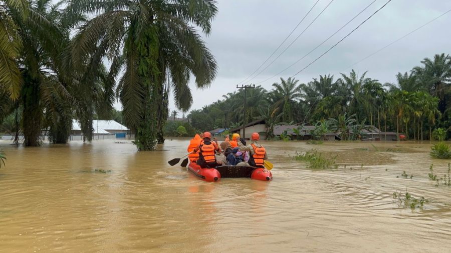 In der Provinz Aceh berichteten Bewohner, das Wasser sei innerhalb von Sekunden durch die Strassen geschossen und in die Häuser eingedrungen.