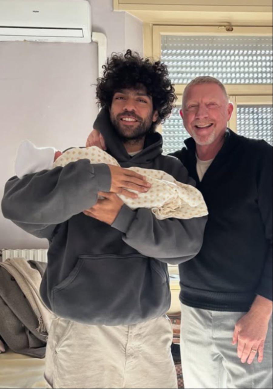 Beckers ältester Sohn Noah zeigt sich mit dem jüngsten Familienmitglied auf dem Arm.