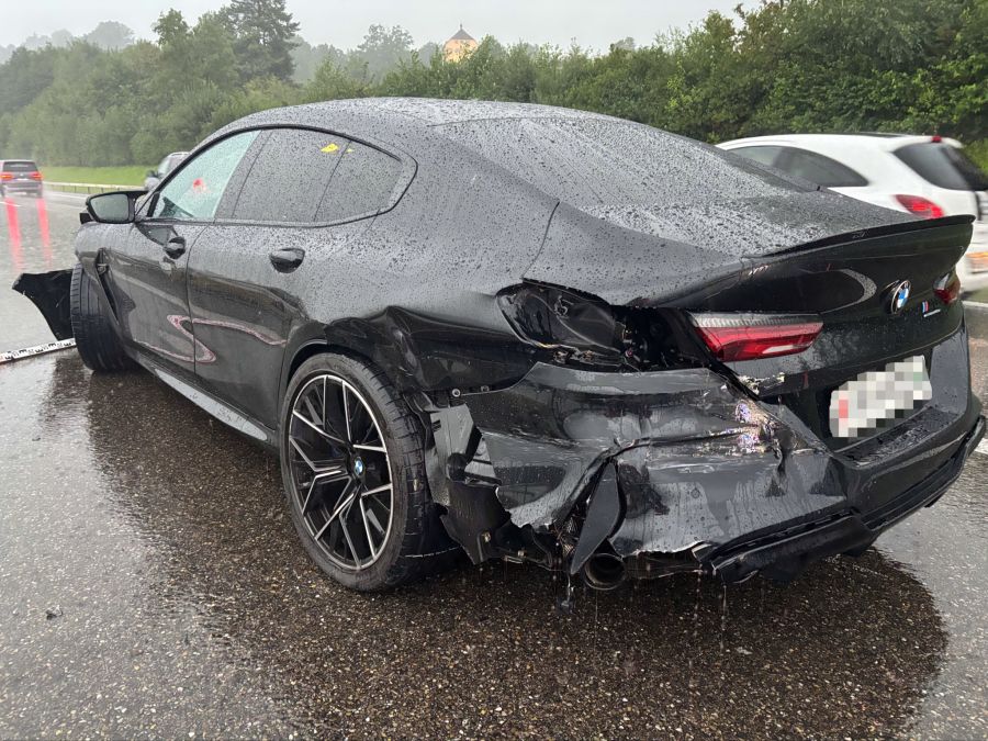 Der Fahrer wurde beim Unfall leicht verletzt.