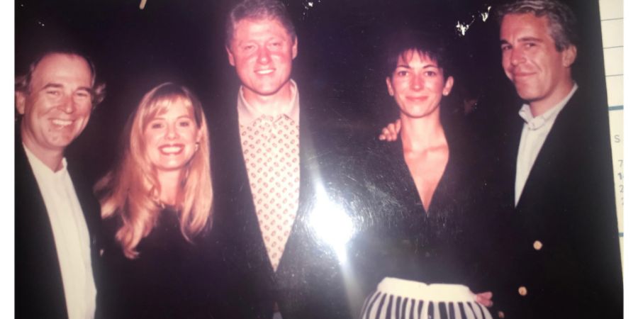 HANDOUT - Dieses undatierte vom House Oversight Committee via AP veröffentlichte Foto zeigt den ehemaligen US-Präsidenten Bill Clinton (M-r), Ghislaine Maxwell und Jeffrey Epstein. Fo...