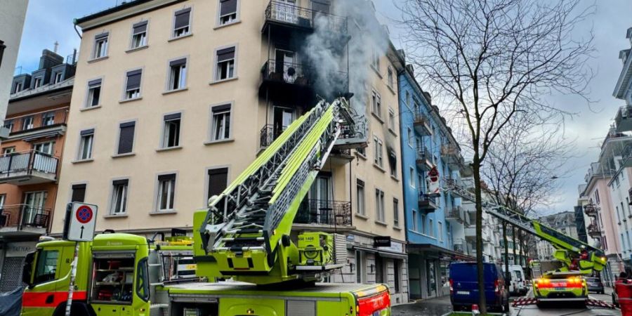 Wegen des Feuers entwickelte sich starker Rauch.