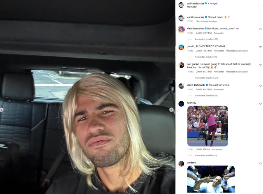 Auch für einen Witz ist sich Alcaraz nicht zu schade: Er lockt die Fans mit einer Perücke auf die falsche Fährte.