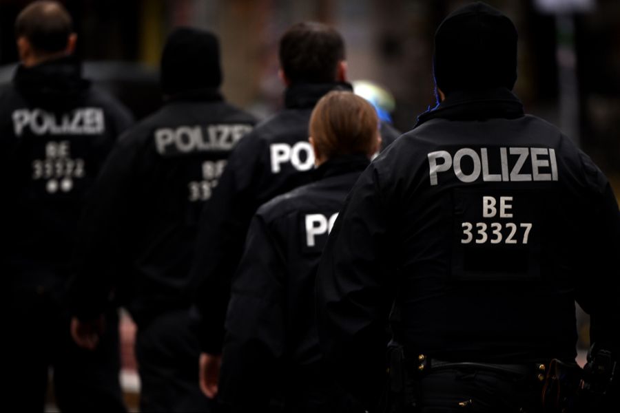 Ein Sprecher einer Gewerkschaft der Polizei sagt: «Die rechtlichen Möglichkeiten der Polizei, reagieren zu können, orientieren sich an der Steinzeit.» (Im Bild: Berliner Polizisten im Einsatz)