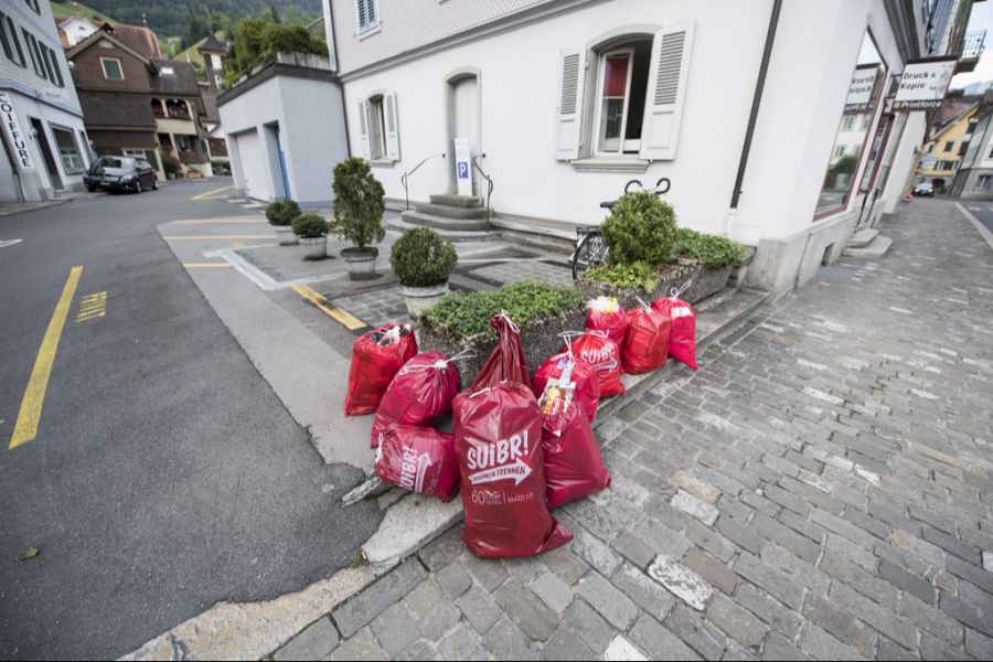 Die Folge: Der Kehrichtsack könnte bald fünf Stutz kosten.