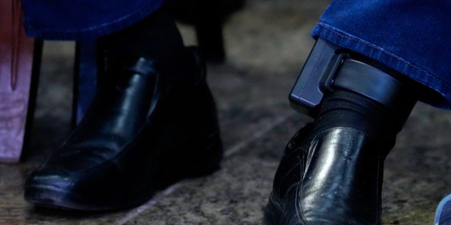 Bolsonaro Schuhe Fussfessel