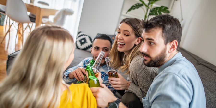 Freunde lachen und trinken zusammen