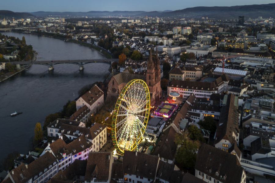 Auf verschiedenen Plätzen finden sich in der ganzen Stadt traditionelle Messbuden und Bahnen. (Archivbild)
