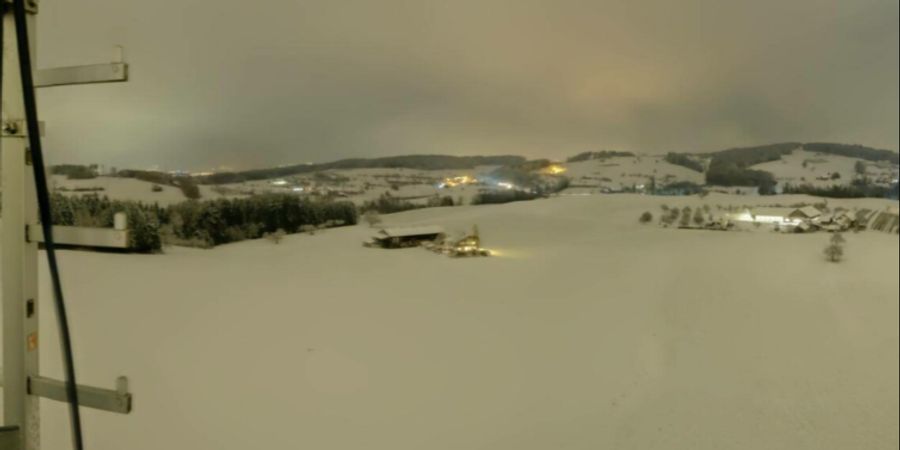 Beim Wiler Turm bei Wil SG hat es in der Nacht bereits geschneit.