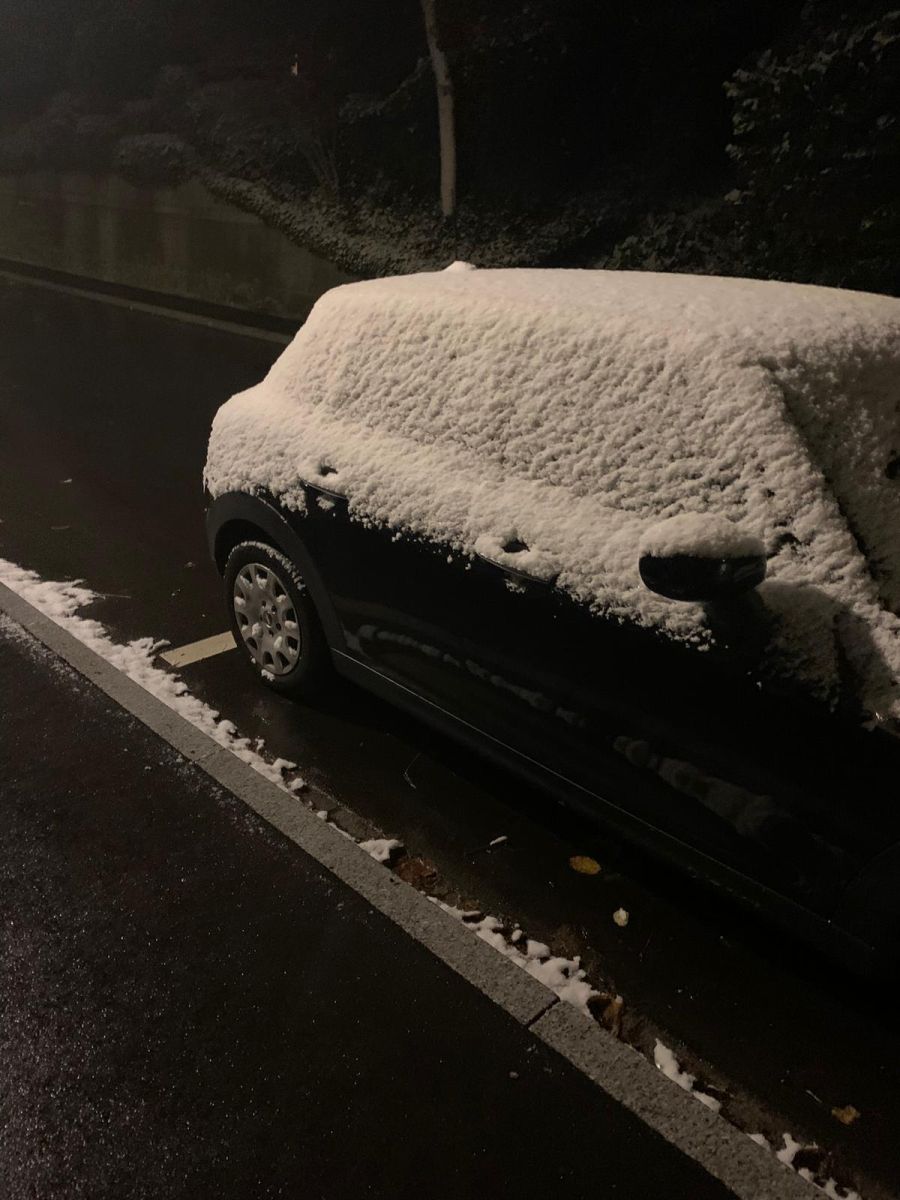 Ein eingeschneites Auto in Herrliberg ZH.