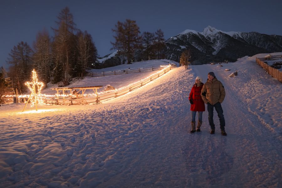 Schnee Spaziergänger Licht Berg