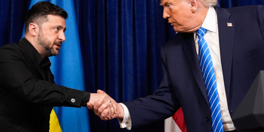 dpatopbilder - US-Präsident Donald Trump (r) und Wolodymyr Selenskyj, Präsident der Ukraine, geben sich zu Beginn einer gemeinsamen Pressekonferenz nach einem Treffen in Trumps Mar-a-...