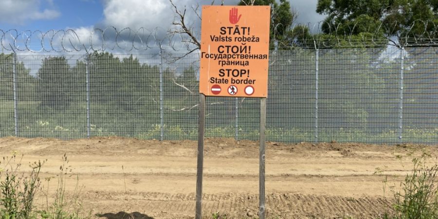 ARCHIV - «Halt!- Staatsgrenze» steht in drei Sprachen  auf einem Schild an der lettischen Grenze zu Russland. Foto: Alexander Welscher/dpa