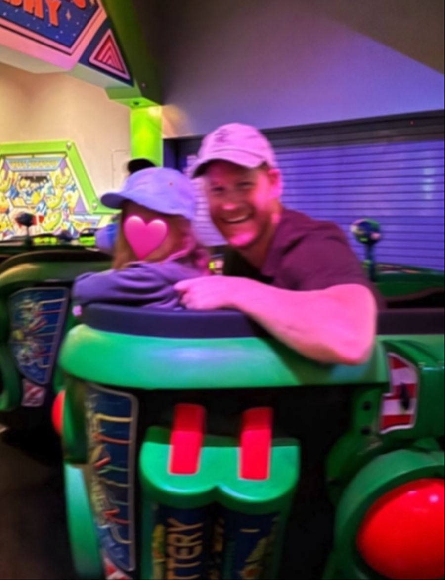 Auch der Disneyland-Ausflug wurde auf Kamera festgehalten und mit den Fans geteilt.