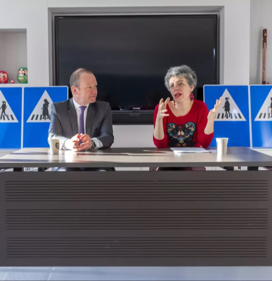 Vorreiterin ist die Stadt Genf. Dort sind seit 2020 auch Frauen abgebildet. Ex-Mitte-Staatsrat Serge Dal Busco und Ex-Stadtpräsidentin Sandrine Salerno stellten die Schilder vor.