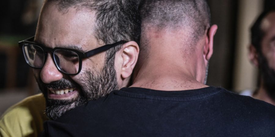 ARCHIV - Der Demokratie-Aktivist Alaa Abdel Fattah wird nach seiner Begnadigung und Freilassung von Freunden und Verwandten bei seiner Ankunft in Kairo begrüßt. Foto: Mohamed El Raai/...