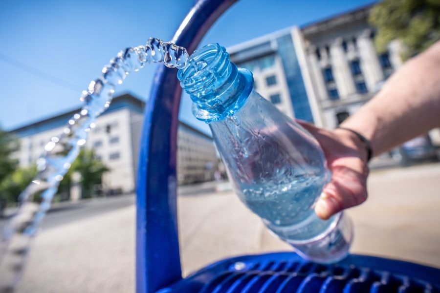 Nicht nur der CO2-Ausstoss ist gross. Künstliche Intelligenz verbraucht weltweit dieselbe Menge Wasser, die jährlich in Wasserflaschen abgefüllt wird. (Symbolbild)