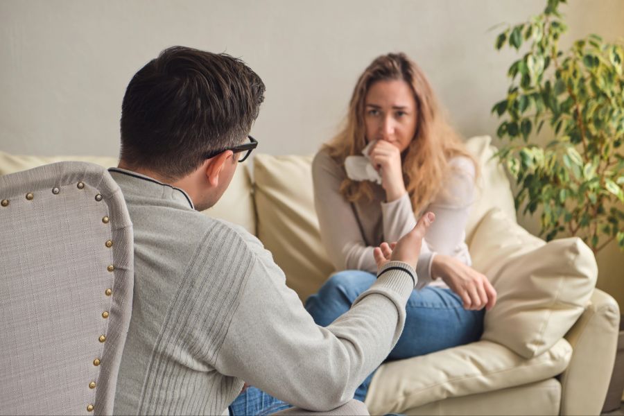 Mann und Frau im Gespräch, Sofa