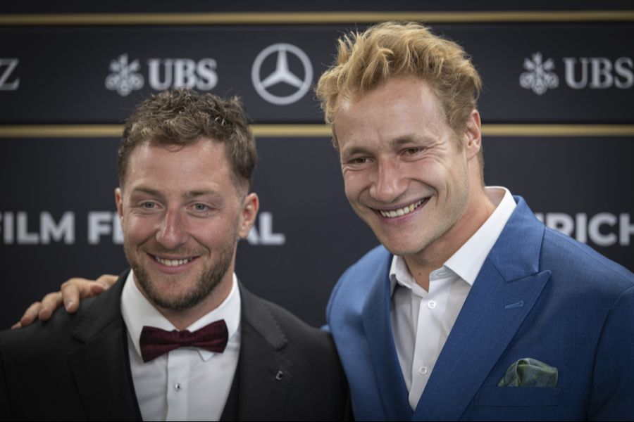 Die beiden Kumpel Justin Murisier und Marco Odermatt für einmal im Anzug.