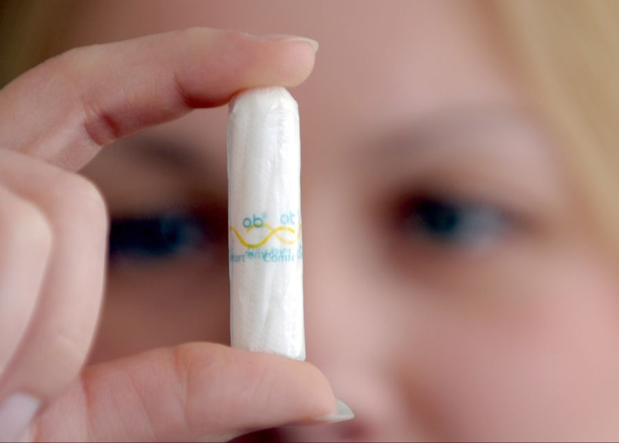 Drei Mädchen wehrten sich dagegen. Aufgrund ihrer Menstruation wollten sie nicht schwimmen gehen. (Symbolbild)