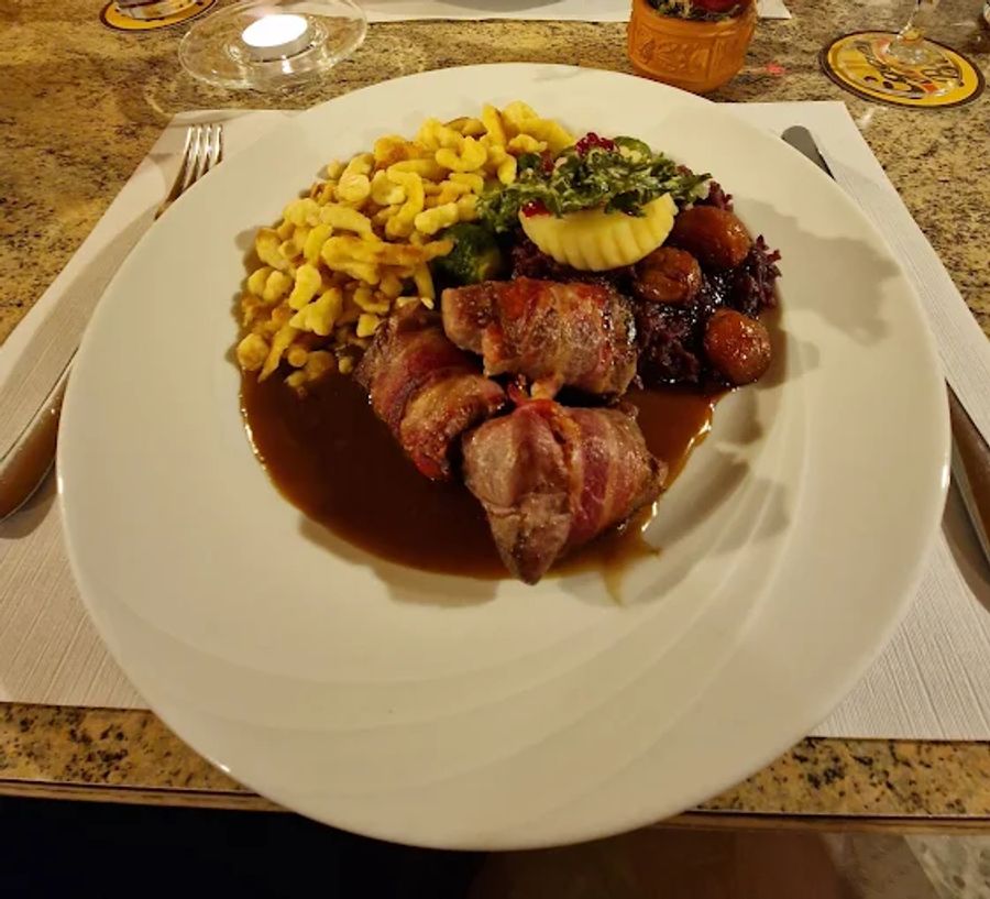 Wildschweinfilet im Speckmantel mit Spätzli – ein Gericht aus dem Restaurant Bahnhof in Tägertschi.