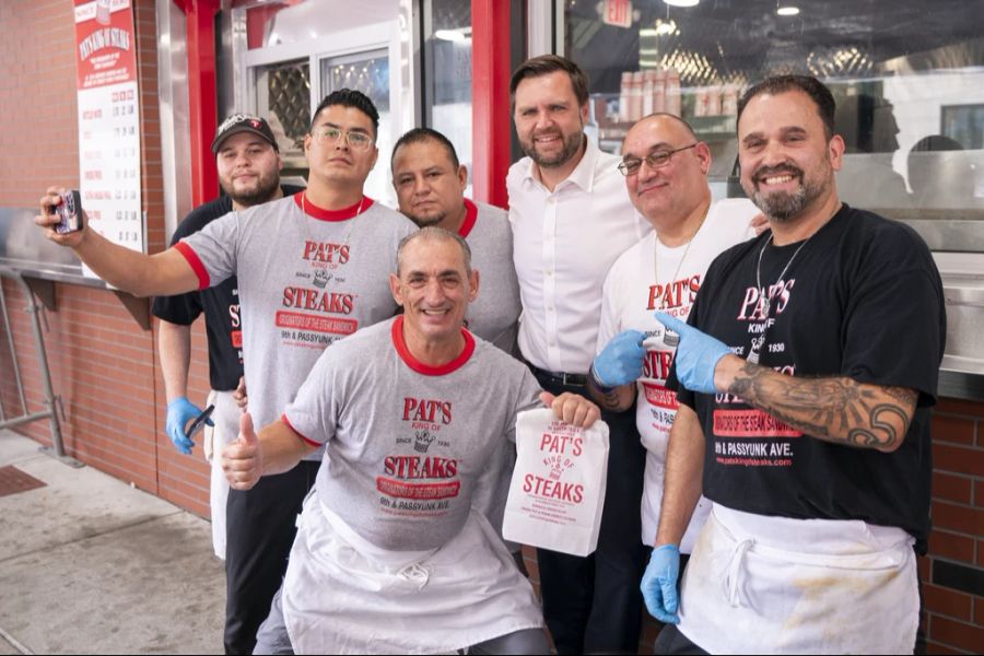 Davor gibt es aber noch ein Gruppenfoto fürs Familienalbumg mit der Belegschaft von "Pat's King of Steaks".