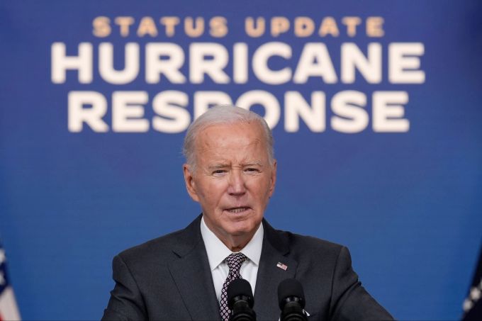 Biden: Menschen riskierten ihr eigenes Leben, um anderen zu helfen und sähen sich Todesdrohungen ausgesetzt. Dies sei ein Resultat von «rücksichtslosen, unverantwortlichen, unerbittlichen Falschbehauptungen und offenen Lügen», die weiterhin verbreitet würden. Susan Walsh/AP/dpa Hurrikan «Milton» - Biden