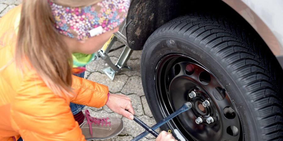 Eigenleistung: Es ist durchaus möglich, Reifen selbst zu wechseln - Sie sollten aber einiges beachten.