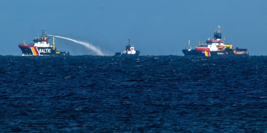 Die Einsatzkräfte begannen von drei Schiffen aus mit der Brandbekämpfung von aussen.