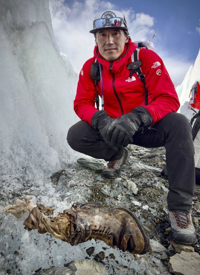 Ein Kamerateam hat auf dem Mount Everest sterbliche Überreste gefunden. Britain Everest Irvine Found?