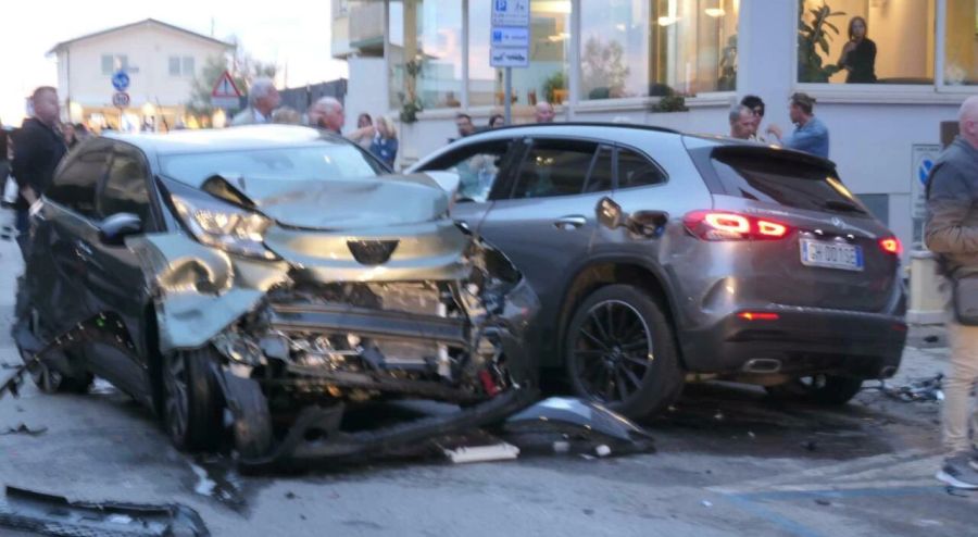 Im italienischen Lido di Camaiore starben zwei junge deutsche Frauen bei einem Verkehrsunfall.