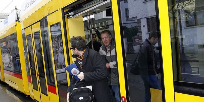 In der Schlussphase des Doppelspurausbaus der Tramstrecke in Binningen BL werden Ersatzbusse eingesetzt. Tramstrecke
