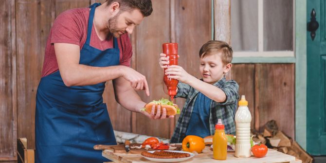 Vater, Sohn mit Ketchup