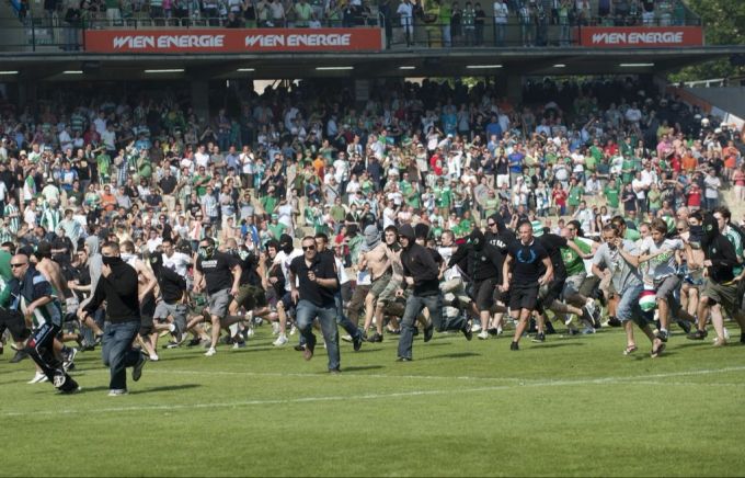 Das Wiener Derby 2011 wird nach einem Platzsturm abgebrochen – bis heute ein Schandfleck der Derby-Geschichte. Wiener Derby 2011