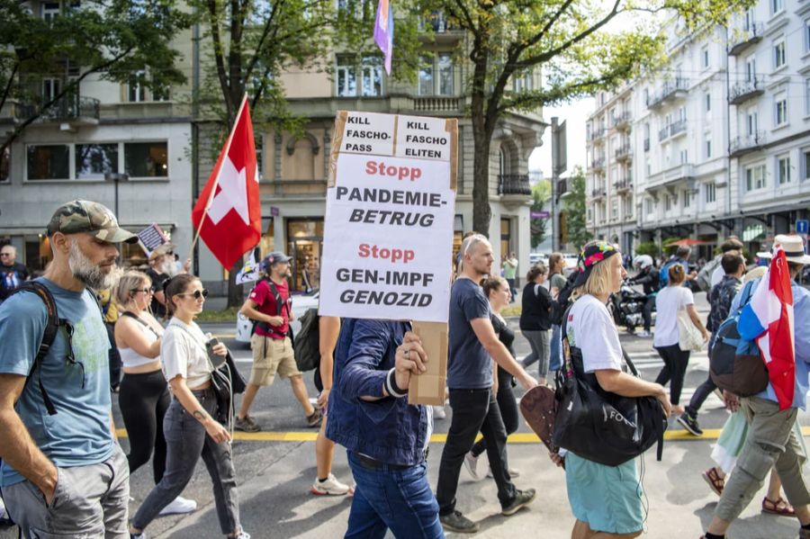 «Die Covid-19-Massnahmen zeigten sich als massgeblichen Treiber für die Szene», so der Sprecher. Abgebildet: Massnahmengegner bei einem Protest im Herbst 2021.